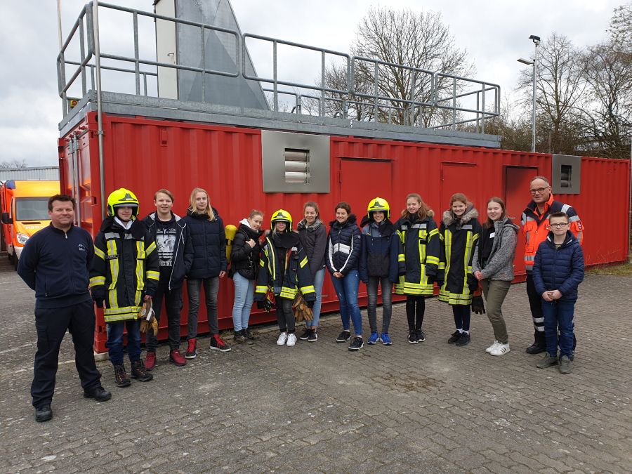 Spannende Einblicke in die Berufsbilder des Notfallsanitäters und Brandmeisters erhielten 9 Mädchen und 3 Jungs in der Kreisfeuerwehrzentrale. 